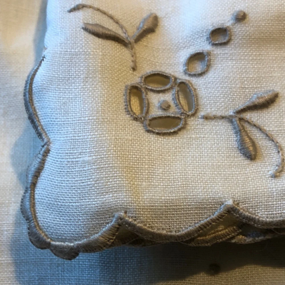 Embroidered Cream Tablecloth and Napkin Set
